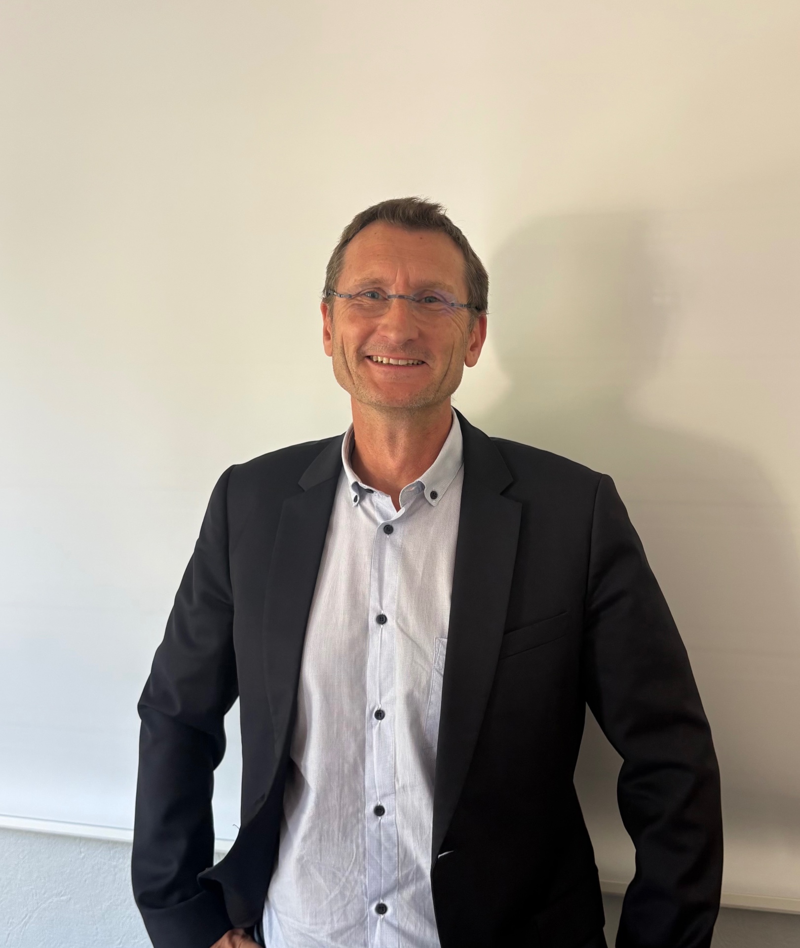 Éric Ronot, cofondateur et conseiller du dirigeant chez Maîtrise&Co, portrait en buste avec lunettes